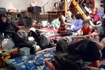 Người dân lánh nạn trong một trường học ở thủ đô Kiev (Ảnh chị Nguyễn Hà Vy cung cấp).