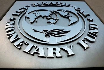 Logo của IMF bên ngoài trụ sở của tổ chức này ở Washington, Mỹ, năm 2018. (Ảnh: Reuters)