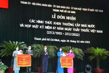 Đồng chí Nguyễn Văn Nên, Ủy viên Bộ Chính trị, Bí thư Thành ủy Thành phố Hồ Chí Minh trao Cờ thi đua của Chính phủ cho các tập thể.