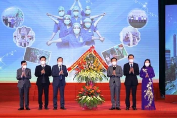 Đại diện Tỉnh ủy, HĐND, UBND, MTTQ tỉnh Thanh Hóa tặng lẵng hoa tươi thắm cho ngành Y tế tỉnh nhân Ngày thầy thuốc Việt Nam.
