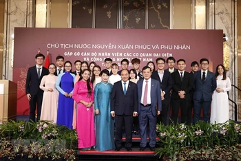 Chủ tịch nước và Phu nhân chụp ảnh chung với cán bộ, nhân viên Đại sứ quán, đại diện cộng đồng người Việt Nam tại Singapore. (ẢNH: THỐNG NHẤT/TTXVN)