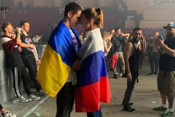 Bức ảnh chụp Juliana Kuznetsova và vị hôn phu tại buổi hòa nhạc năm 2019 lan truyền mạnh mẽ trên mạng xã hội trong lúc chiến sự nổ ra giữa Nga và Ukraine. (Ảnh: Juliana Kuznetsova/Washington Post)