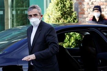 Trưởng đoàn đàm phán hạt nhân của Iran Ali Bagheri tới Palais Coburg, Vienna, ngày 8/2. (Ảnh: Reuters)