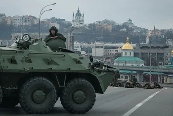 Lực lượng vũ trang Ukraine tại trung tâm thủ đô Kiev. (Nguồn: Reuters)
