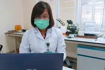 Bác sĩ Trần Thị Tuấn Anh đang tư vấn cho người bệnh trên nhóm zalo.