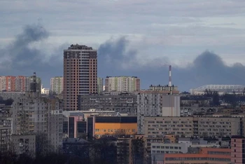 Khói bốc lên sau đợt pháo kích ở Kiev, Ukraine, ngày 27/2/2022. Ảnh: REUTERS