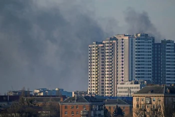 Khói bốc lên sau 1 cuộc pháo kích ở Kiev, Ukraine, ngày 26/2/2022, trong bối cảnh Nga tiến hành chiến dịch quân sự đặc biệt tại Ukraine. Ảnh: REUTERS