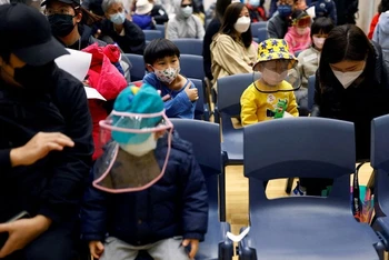 Trẻ em theo dõi sau tiêm phòng Covid-19 tại 1 trung tâm tiêm chủng cộng đồng ở Hồng Kông, Trung Quốc, ngày 25/2/2022. Ảnh: REUTERS