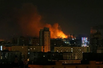 Khói và lửa bốc lên trong cuộc pháo kích gần Kiev, Ukraine, trong lúc Nga tiếp tục chiến dịch quân sự đặc biệt ở Ukraine, ngày 26/2/2022. Ảnh: REUTERS