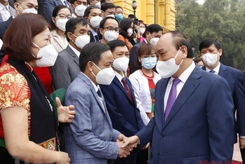 Chủ tịch nước Nguyễn Xuân Phúc gặp mặt thân mật Đoàn đại biểu cán bộ y tế tiêu biểu toàn quốc. (Ảnh: TTXVN)