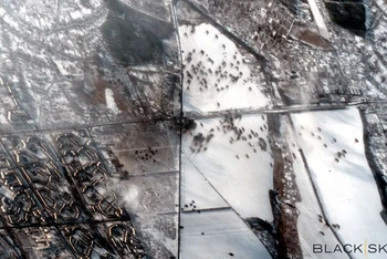 Hình ảnh vệ tinh cho thấy ảnh hưởng của pháo kích trên các cánh đồng trống dọc theo Phố Soborna ở vùng ngoại ô phía đông bắc của Kharkiv, Ukraine, ngày 26/2/2022. Ảnh: BlackSky/REUTERS
