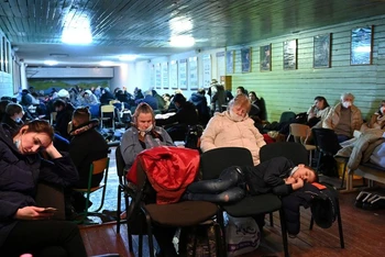 Người dân Ukraine tập trung tại 1 hầm trú ẩn không kích ở Kiev, Ukraine, ngày 25/2/2022. Ảnh: REUTERS
