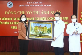 Phó Chủ tịch nước Võ Thị Ánh Xuân tặng quà lưu niệm Bệnh viện Đa khoa Đức Giang. (Ảnh: TTXVN) 