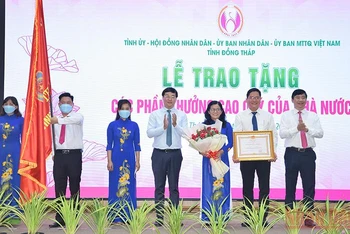Bí thư Tỉnh ủy Đồng Tháp Lê Quốc Phong, Chủ tịch UBND tỉnh Đồng Tháp Phạm Thiện Nghĩa trao tặng Huân chương Lao động hạng Nhất cho tập thể.