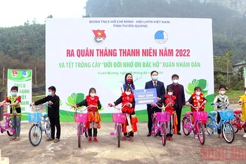 Các đại biểu trao tặng xe đạp cho 10 em học sinh có hoàn cảnh khó khăn trên địa bàn xã Bình An, huyện Lâm Bình, tỉnh Tuyên Quang.