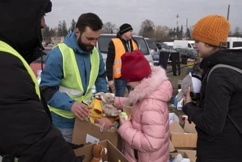 Tình nguyện viên tại Ba Lan phát đồ chơi cho trẻ em Ukraine. (Ảnh: The Guardian)
