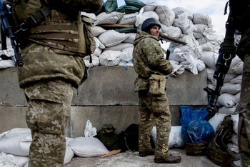 Binh sĩ Ukraine tại 1 trạm kiểm soát ở thành phố Zhytomyr, Ukraine, ngày 27/2/2022. Ảnh: REUTERS