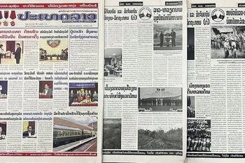 Báo chí Lào những ngày qua đưa nhiều tin, bài về Năm Đoàn kết Hữu nghị Việt Nam-Lào, Lào-Việt Nam 2022. (Ảnh: DUY TOÀN)