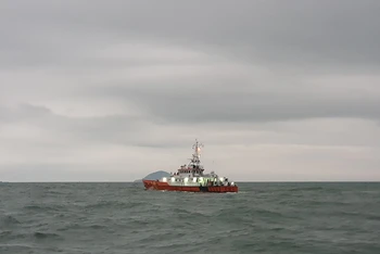 Tàu chuyên dụng tìm kiếm cứu nạn của Trung tâm thực hiện nhiệm vụ tại hiện trường.