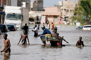 Một con phố ở Keur Massar, Senegal bị ngập lụt sau trận mưa lớn hồi tháng 8/2020. (Ảnh: Reuters)
