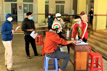 Các trường hợp dương tính với SARS-CoV-2 ở phường Tân Lợi, thành phố Buôn Ma Thuột đến Trạm Y tế phường khai báo y tế.