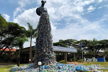 Một tác phẩm cao hơn 9m với tên gọi “Hãy tắt vòi rác thải nhựa” của nhà hoạt động và nghệ sĩ người Canada Benjamin von Wong, được tạo thành từ chất thải nhựa thu gom từ khu nhà ổ chuột Kibera. (Ảnh: Reuters)