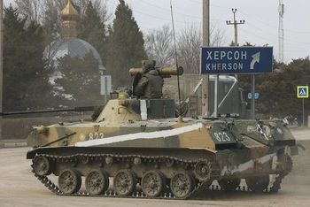 Xe bọc thép di chuyển trên một tuyến đường tại Armyansk, Crimea, ngày 24/2. (Ảnh: Reuters)