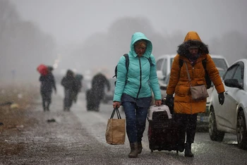Người dân tại Ukraine sang Ba Lan lánh nạn. (Ảnh: Reuters)