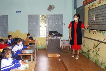 Giờ học của lớp 1 Trường tiểu học Phan Chu Trinh, huyện Cư M’gar, tỉnh Ðắk Lắk. (Ảnh: Ðình Vinh) 