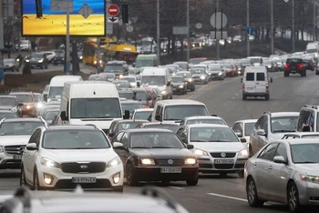 Các phương tiện nối đuôi nhau rời thủ đô Kiev, Ukraine, ngày 24/2/2022. (Ảnh: Reuters)