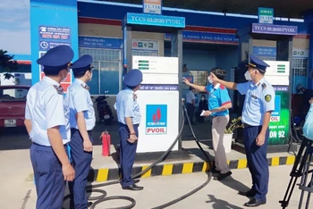 Lực lượng quản lý thị trường Phú Yên kiểm tra việc niêm yết giá bán xăng dầu tại các cơ sở kinh doanh xăng dầu trên địa bàn thành phố Tuy Hòa.