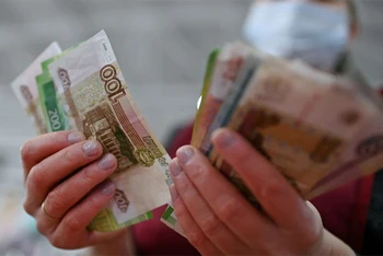 Ngày 28/2, đồng rúp Nga có lúc giảm khoảng 31,5%, xuống còn 109,13 rúp/đô la. (Ảnh: Reuters)