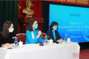 Phó Chủ tịch Hội Liên hiệp Phụ nữ Việt Nam Nguyễn Thị Minh Hương thông tin về Đại hội. 