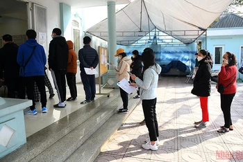 Người dân xếp hàng lấy giấy chứng nhận khỏi bệnh Covid-19 tại phường Hoàng Liệt, quận Hoàng Mai, Hà Nội. (Ảnh: Thành Đạt)
