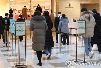 Người dân chờ nhận chứng nhận tiêm chủng tại lối vào một trung tâm thương mại ở Hàn Quốc, tháng 1/2022. (Ảnh: Yonhap)