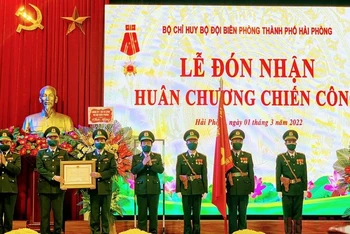 Tư lệnh Bộ đội Biên phòng, Trung tướng Lê Đức Thái trao Huân chương Chiến công hạng Nhì của Chủ tịch nước tặng Bộ Chỉ huy Bộ đội Biên phòng thành phố Hải Phòng.