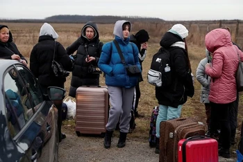Người lánh nạn từ Ukraine tại khu vực biên giới ở Beregsurany, Hungary, ngày 26/2/2022. (Ảnh: Reuters)
