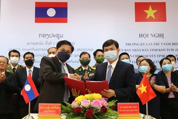 Đại diện 2 tỉnh Kon Tum (Việt Nam) và Attapeu (Lào) ký kết biên bản ghi nhớ hợp tác triển khai Nghị định thư về cứu hộ, cứu nạn khắc phục sự cố thiên tai.