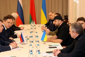Phái đoàn Nga và Ukraine tại cuộc đàm phán ở vùng Gomel, Belarus ngày 28/2/2022. (Ảnh: BelTA/REUTERS)