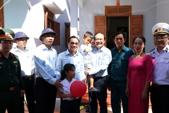 Đoàn công tác của thành phố Hà Nội trong chuyến thăm, làm việc tại huyện đảo Trường Sa.