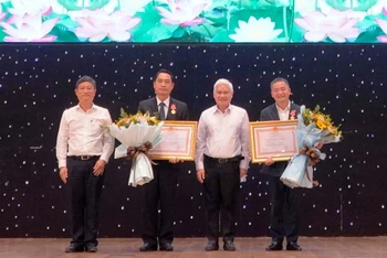 PGS,TS Nguyễn Lân Hiếu (bìa phải) vinh dự nhận Huân chương Lao động hạng Ba.