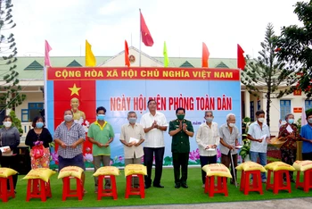 Bộ đội biên phòng tỉnh và Huyện ủy Trần Đề tặng quà cho các hộ gia đình có hoàn cảnh đặc biệt khó khăn ở khu vực biên giới biển huyện Trần Đề.