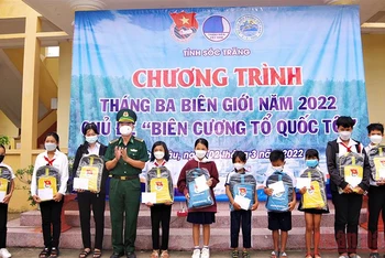 Đại tá Lê Văn Anh, Phó chính ủy Bộ đội Biên phòng tỉnh Sóc Trăng trao tặng học bổng cho các em học sinh nghèo hiếu học trong chương trình “Nâng bước em tới trường”.