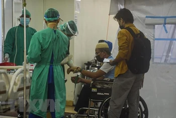 Nhân viên y tế điều trị cho bệnh nhân nhiễm Covid-19 tại bệnh viện ở Jakarta, Indonesia. (Ảnh: THX/TTXVN)
