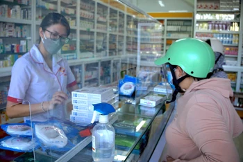 Người dân tìm đến mua kit test nhanh tại nhà thuốc Hồng Đào (phường 6, TP. Cà Mau chiều 2/3)