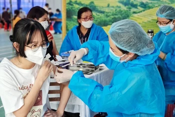Tiêm vaccine phòng Covid-19 cho nhóm đối tượng từ 12 đến 17 tuổi tại điểm tiêm Trường tiểu học Nguyễn Văn Trỗi (phường Hoa Lư, TP Pleiku).