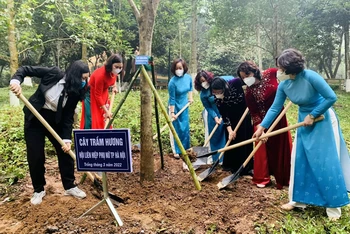 Các đại biểu tham gia trồng cây tại Khu di tích Chủ tịch Hồ Chí Minh.