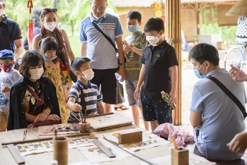Du khách trải nghiệm hoạt động dân gian tại khu du lịch ở Quảng Nam (Ảnh: CTV)