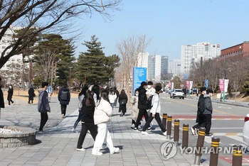Sinh viên đi bộ trong khuôn viên Đại học quốc gia Chungbuk tại Cheongju, cách thủ đô Seoul, Hàn Quốc, 137 km về phía nam. (Ảnh: Yonhap)