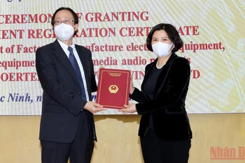 Chủ tịch UBND tỉnh Bắc Ninh trao giấy chứng nhận đầu tư mở rộng cho Công ty Goertek Vina.
